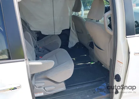 2019 Toyota Sienna Le 8 Passenger z USA, uszkodzony, nr VIN 5TDKZ3DC4KS967778